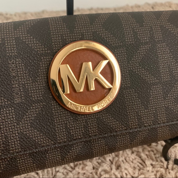 Michael Kors Fulton Wallet - Picture 2 of 4